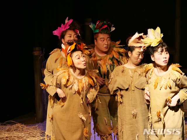 [대구=뉴시스]이지연 기자 = 대구 서구문화회관이 12일부터 양일간 연극 '맛있는 새, 닭' 공연을 온라인으로 선보인다.(사진=서구문화회관 제공) 2020.09.10. photo@newsis.com&nbsp; 