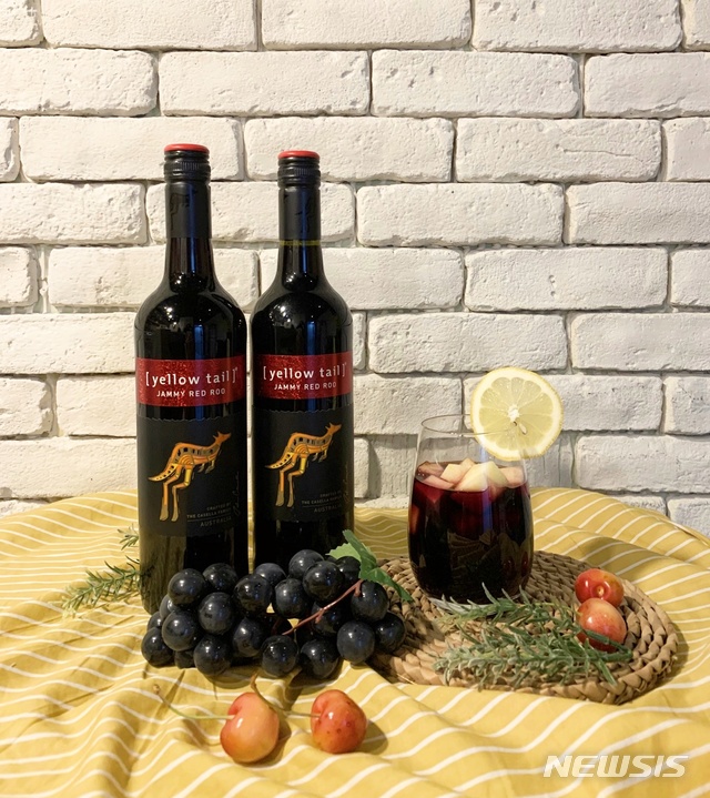 [서울=뉴시스] '옐로우테일 제미 레드 루'로 만든 상그리아. (사진=롯데칠성음료 제공)