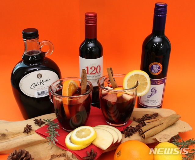[서울=뉴시스] 칼로로시 콩코드, 산타리타120, 베어풋으로 만든 글루바인. (사진=롯데칠성음료 제공)