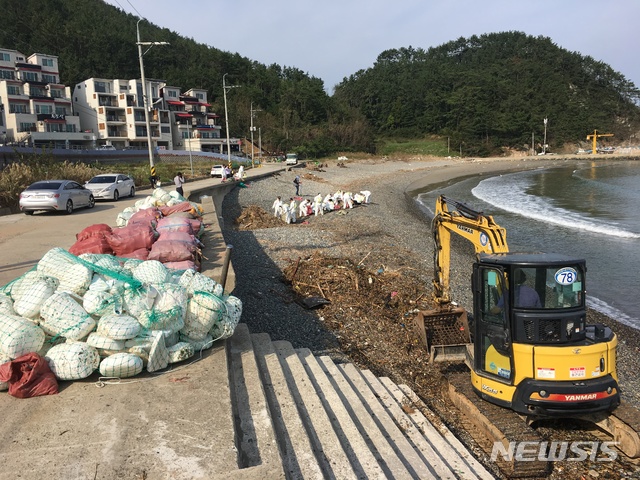 거제 해양쓰레기 수거 장면. (사진=거제시 제공)