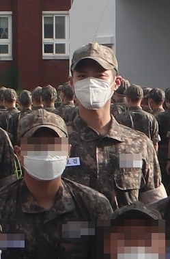 [서울=뉴시스] 군인 박보검 (사진 = 해군교육사령부 홈페이지) 2020.09.10. photo@newsis.com