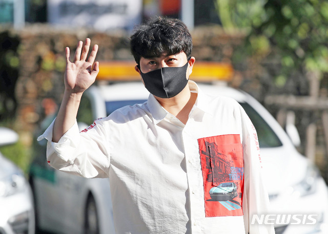 [서울=뉴시스] 박미소 기자 = 가수 김호중이 10일 오전 서울 서초구청에서 사회복무요원으로 출근하면서 취재진들을 향해 인사하고 있다. 2020.09.10.&nbsp; misocamera@newsis.com