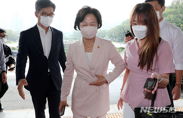 [과천=뉴시스] 이영환 기자 = 추미애 법무부 장관이 10일 오전 경기 과천시 법무부로 출근을 하고 있다. 2020.09.10.&nbsp; 20hwan@newsis.com