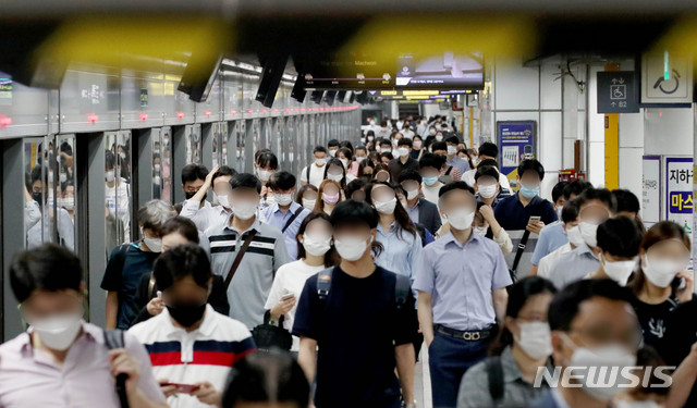 [서울=뉴시스]김병문 기자 = 신종 코로나바이러스 감염증(코로나19) 하루 확진자 100명대가 8일째 이어지는 10일 오전 서울 종로구 광화문역 승강장에서 출근길 시민들이 마스크를 착용하고 있다. 2020.09.10.&nbsp; dadazon@newsis.com
