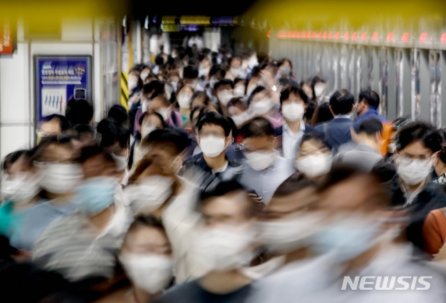 [서울=뉴시스]김병문 기자 = 지난 10일 오전 서울 종로구 광화문역 승강장에서 출근길 시민들이 마스크를 착용하고 있다. 2020.09.10. dadazon@newsis.com