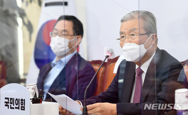 [서울=뉴시스] 최동준 기자 = 김종인 국민의힘 비상대책위원장이 10일 오전 서울 여의도 국회에서 열린 비상대책위원회의에 참석해 모두 발언하고 있다. 김 위원장은 이날 회의에서 일부 보수 단체의 개천절 집회와 관련해 "개천절 집회 미루길 두 손 모아 부탁드린다"고 말했다. 2020.09.10.&nbsp; photo@newsis.com