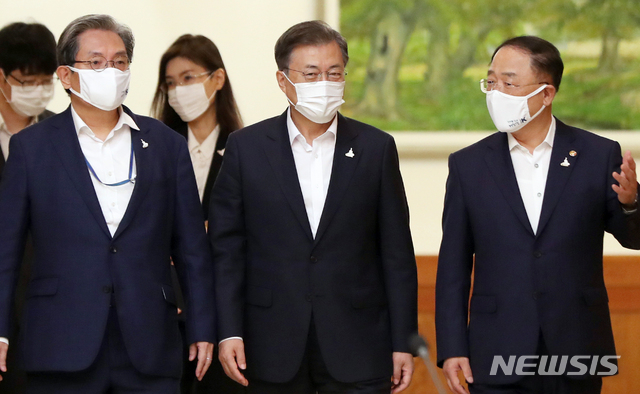 [서울=뉴시스]추상철 기자 = 문재인 대통령이 10일 오전 청와대 본관에서 열린 제8차 비상경제회의에 참석하고 있다. 오른쪽부터 홍남기 경제부총리 겸 기획재정부 장관, 문재인 대통령, 노영민 비서실장. 2020.09.10.&nbsp; scchoo@newsis.com