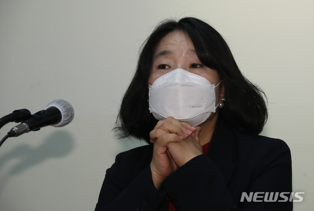 [서울=뉴시스]조수정 기자 = 윤미향 더불어민주당 의원이 10일 오전 서울 중구 정동에서 열린 택배노동자 과로사 실태조사 결과 발표 및 대책마련 토론회에서 턱을 괴고 있다. 2020.09.10.&nbsp; chocrystal@newsis.com