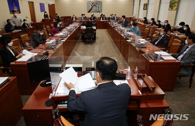 [서울=뉴시스]김진아 기자 = 10일 오전 국회에서 과학기술정보방송통신위원회 정보통신방송법안심사소위원회가 열리고 있다. 2020.09.10. photo@newsis.com