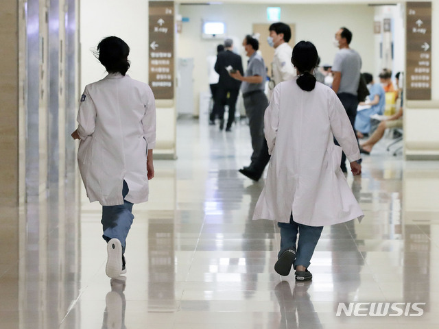 [서울=뉴시스] 서울 한 대학병원에서 의료진들이 이동하고 있다. (사진=뉴시스DB). 2023.09.20. photo@newsis.com