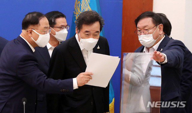 [서울=뉴시스]추상철 기자 = 이낙연 더불어민주당 대표와 김태년 원내대표가 10일 오전 청와대 본관에서 열린 제8차 비상경제회의에 참석해 홍남기 경제부총리 겸 기획재정부 장관의 자료를 살펴보고 있다. 2020.09.10.&nbsp; scchoo@newsis.com 