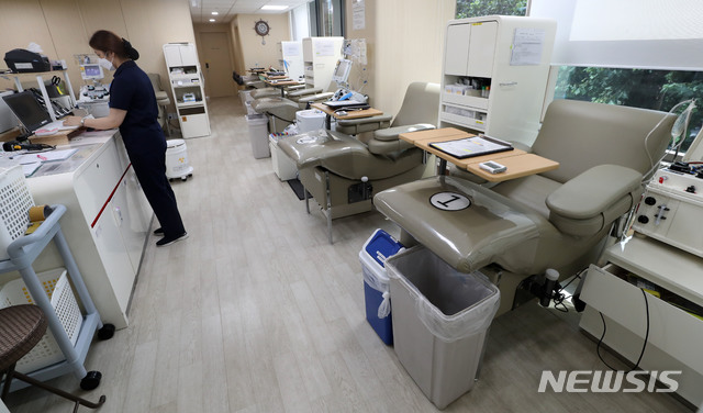 [서울=뉴시스]홍효식 기자 = 신종 코로나바이러스 감염증(코로나19) 장기화로 적정 혈액 보유량인 5일분에 미치지 못하는 10일 서울 종로구 헌혈의집 광화문센터가 한산한 모습을 보이고 있다. 대한적십자사 혈액관리본부에 따르면 10일 현재 혈액 보유량은 4.5일분으로 적정보유량 일평균 5일분에 미치지 못한다고 밝혔다. 2020.09.10. yesphoto@newsis.com