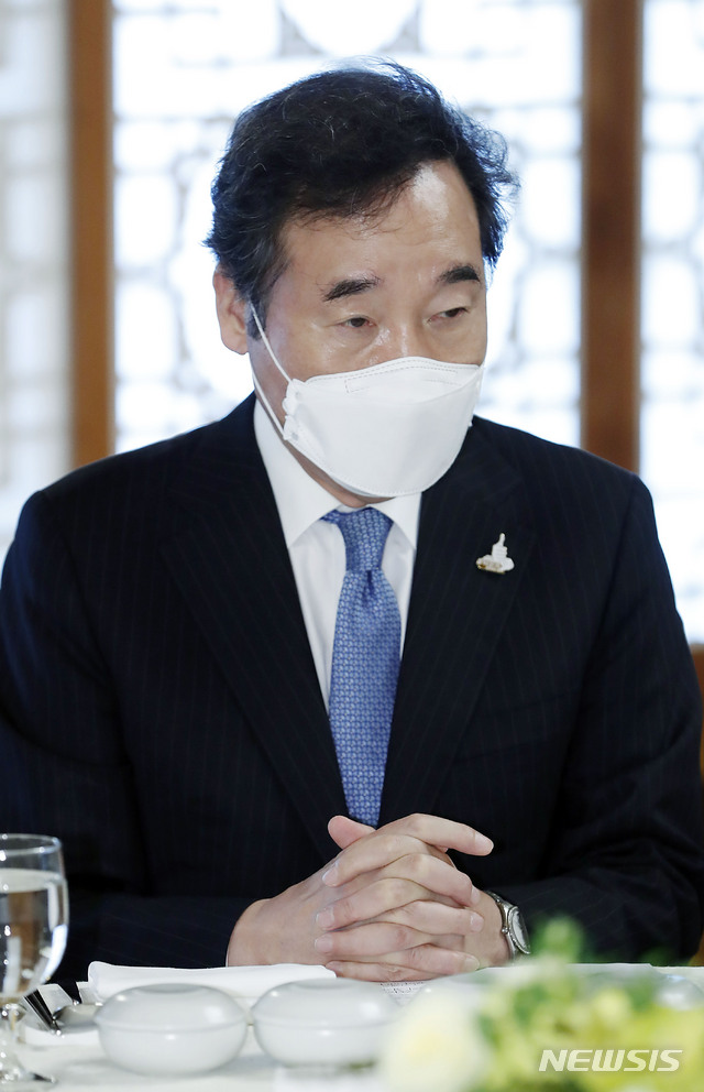 [서울=뉴시스] 최동준 기자 = 이낙연 더불어민주당 대표가 10일 서울 여의도 국회 사랑재에서 열린 박병석 국회의장 주최 교섭단체 정당대표 오찬 간담회에서 김종인 국민의힘 비상대책위원장 인사말을 듣고 있다. 2020.09.10.&nbsp; photocdj@newsis.com