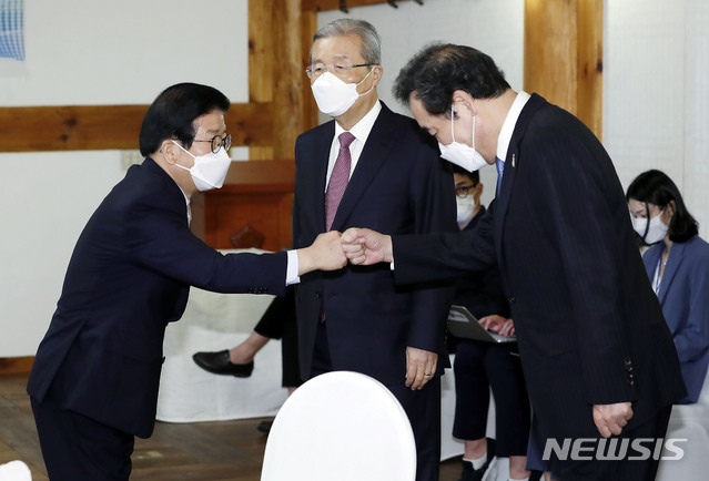 [서울=뉴시스] 최동준 기자 = 박병석 국회의장이 10일 서울 여의도 국회 사랑재에서 열린 박 의장 주최 교섭단체 정당대표 오찬 간담회에서 이낙연 더불어민주당 대표와 주먹 인사하고 있다. 2020.09.10.&nbsp; photocdj@newsis.com