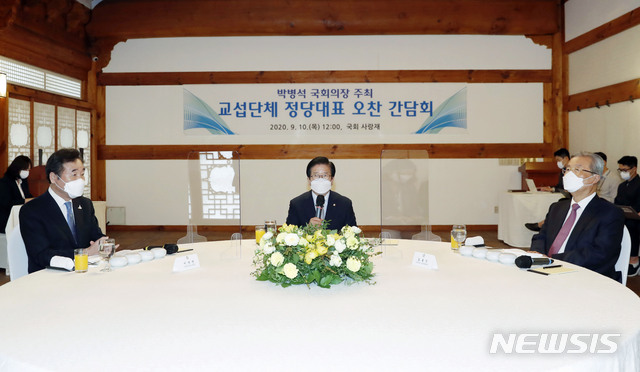 [서울=뉴시스] 최동준 기자 = 박병석 국회의장이 10일 서울 여의도 국회 사랑재에서 열린 박 의장 주최 교섭단체 정당대표 오찬 간담회에서 인사말을 하고 있다. 2020.09.10.&nbsp; photocdj@newsis.com