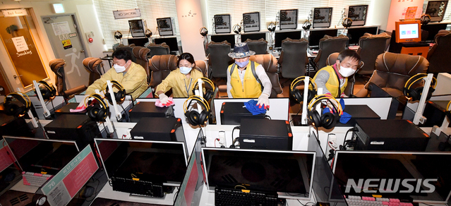 [광주=뉴시스] 광주 북구 일곡동 모 PC방에서 북구청 직원들이 신종 코로나바이러스 감염증(코로나19) 예방을 위한 소독 작업을 하고 있다. (사진=뉴시스 DB). photo@newsis.com