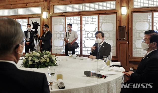 [서울=뉴시스] 최동준 기자 = 이낙연 더불어민주당 대표가 10일 서울 여의도 국회 사랑재에서 열린 박병석 국회의장 주최 교섭단체 정당대표 오찬 간담회에서 인사말을 하고 있다. 2020.09.10.&nbsp; photo@newsis.com