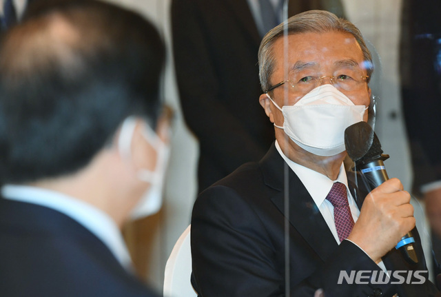 [서울=뉴시스] 최동준 기자 = 김종인 국민의힘 비상대책위원장이 10일 서울 여의도 국회 사랑재에서 열린 박병석 국회의장 주최 교섭단체 정당대표 오찬 간담회에서 인사말을 하고 있다. 2020.09.10.&nbsp; photo@newsis.com