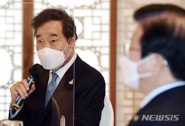 [서울=뉴시스] 최동준 기자 = 이낙연 더불어민주당 대표가 10일 서울 여의도 국회 사랑재에서 열린 박병석 국회의장 주최 교섭단체 정당대표 오찬 간담회에서 인사말을 하고 있다. 2020.09.10. photo@newsis.com