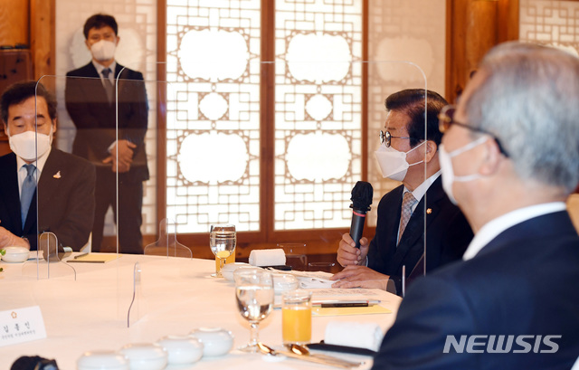 [서울=뉴시스] 최동준 기자 = 박병석 국회의장이 10일 서울 여의도 국회 사랑재에서 열린 박 의장 주최 교섭단체 정당대표 오찬 간담회에서 인사말을 하고 있다. 2020.09.10.&nbsp; photo@newsis.com 