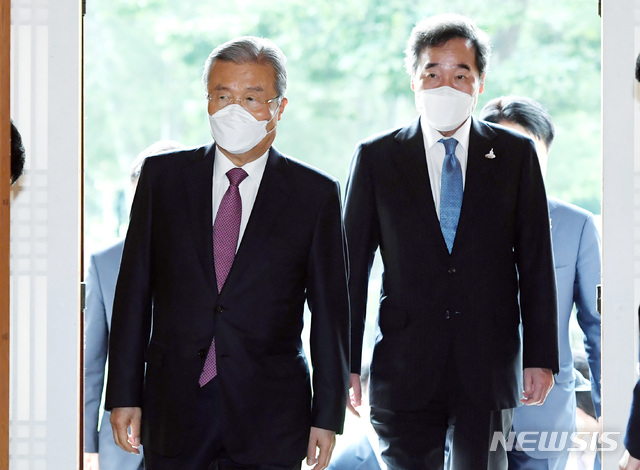 [서울=뉴시스] 최동준 기자 = 이낙연 더불어민주당 대표, 김종인 국민의힘 비상대책위원장이 10일 서울 여의도 국회 사랑재에서 열린 박병석 국회의장 주최 교섭단체 정당대표 오찬 간담회에 입장하고 있다. 2020.09.10.&nbsp; photo@newsis.com