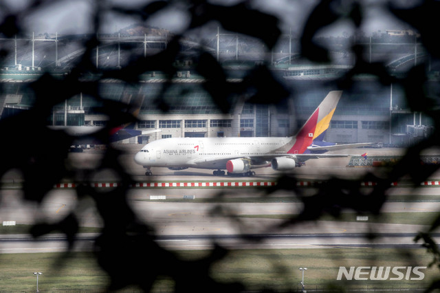 [인천공항=뉴시스]김병문 기자 = 아시아나항공 채권단의 M&A(인수·합병) 무산에 따른 '플랜B' 보고와 지원 방식이 결정되는 산업경쟁력강화 관계장관 회의를 하루 앞둔 10일 오후 인천국제공항 주기장에 아시아나항공 여객기들이 세워져 있다. 2020.09.10.   dadazon@newsis.com