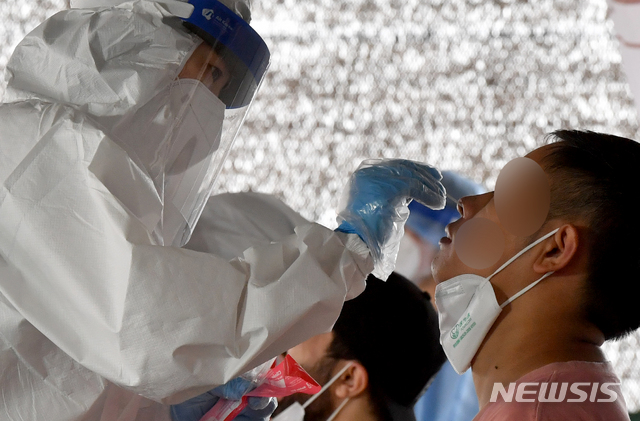 [광주=뉴시스] 신대희 기자 = 10일 오전 광주 북구보건소 코로나19 선별진료소에서 의료진이 진단 검사 대상자의 검체를 채취하고 있다. 2020.09.10. sdhdream@newsis.com