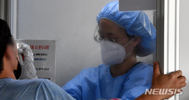 [광주=뉴시스] 신대희 기자 = 지난 10일 오전 광주 북구보건소 코로나19 선별진료소에서 의료진이 진단 검사 대상자의 검체를 채취하고 있다. 2020.09.10. sdhdream@newsis.com