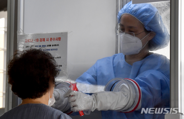 [광주=뉴시스] 신대희 기자 = 10일 오전 광주 북구보건소 코로나19 선별진료소에서 의료진이 진단 검사 대상자의 검체를 채취하고 있다. 2020.09.10. sdhdream@newsis.com