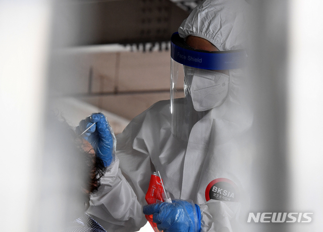 [광주=뉴시스] 신대희 기자 = 10일 오전 광주 북구보건소 코로나19 선별진료소에서 의료진이 진단 검사 대상자의 검체를 채취하고 있다. 2020.09.10.&nbsp; sdhdream@newsis.com