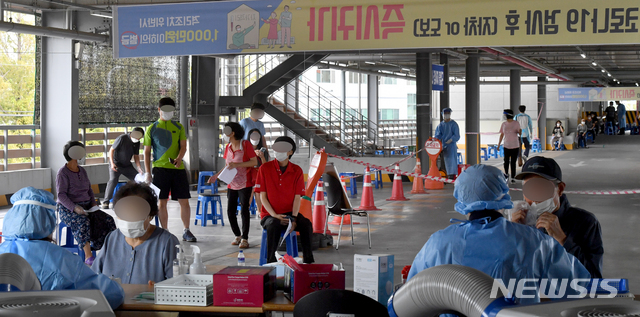 [광주=뉴시스] 신대희 기자 = 10일 오전 광주 북구보건소 코로나19 선별진료소에서 의료진이 진단 검사 대상자의 검체를 채취하기 앞서 문진하고 있다. 2020.09.10. sdhdream@newsis.com