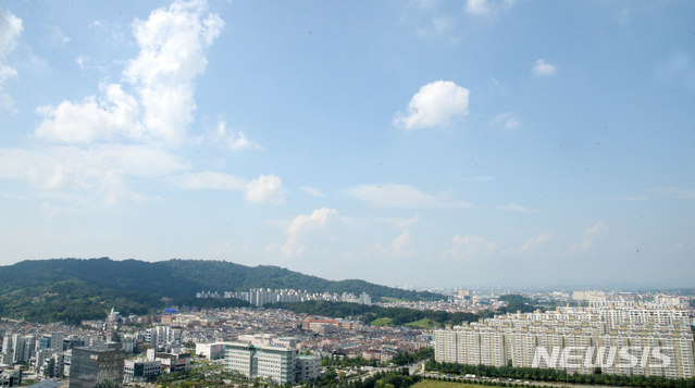 [전주=뉴시스] 김얼 기자 = 완연한 가을 날씨를 보인 지난 10일 전북 전주시 전북도청에서 바라본 하늘이 푸르게 펼쳐져 있다. 2020.09.10.pmkeul@newsis.com
