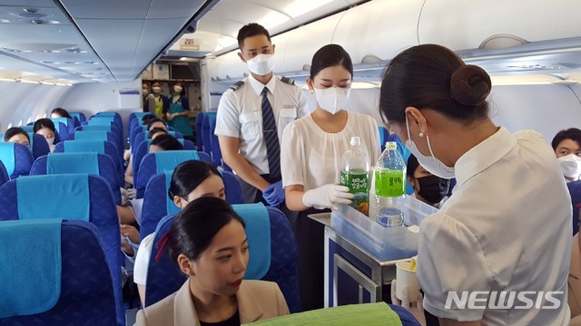 [서울=뉴시스]에어부산은 10일 국내 항공사 최초로 도착지 없이 국내 상공을 비행하다 다시 출발지로 돌아오는 '도착지 없는 비행'을 첫 운항했다. 이번 프로그램은 경상북도에 소재한 위덕대학교 항공관광학과 학생 79명 대상으로 진행된다. 해당 항공편(BX8910)은 낮 12시 35분 김해국제공항을 출발해 포항과 서울을 거쳐 광주와 제주 상공까지 운항한 후 오후 2시 35분에 김해공항으로 되돌아오는 대한민국 순회 여정으로 운항된다. 사진은 위덕대 항공관광학과 학생들이 실습 하는 모습. (사진=에어부산 제공) 2020.09.10. photo@newsis.com