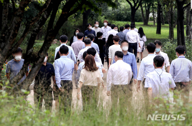 [서울=뉴시스]김병문 기자 = 직장인들이 10일 점심시간 서울 영등포구 여의도공원 인근 도로를 걷고 있다. 2020.09.10. dadazon@newsis.com