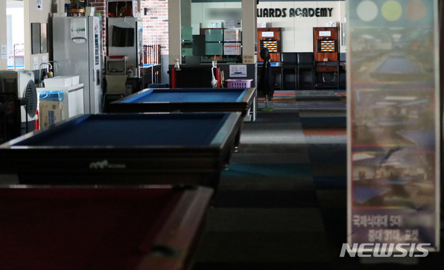 [서울=뉴시스]홍효식 기자 = 정부가 신종 코로나바이러스 감염증(코로나19) 재확산으로 피해를 입은 소상공인과 자영업자들에게 최대 200만원을 지원한다고 밝힌 10일 집합금지명령으로 문이 닫힌 서울 종로구 한 당구장 내부가 보이고 있다. 2020.09.10.&nbsp; yesphoto@newsis.com