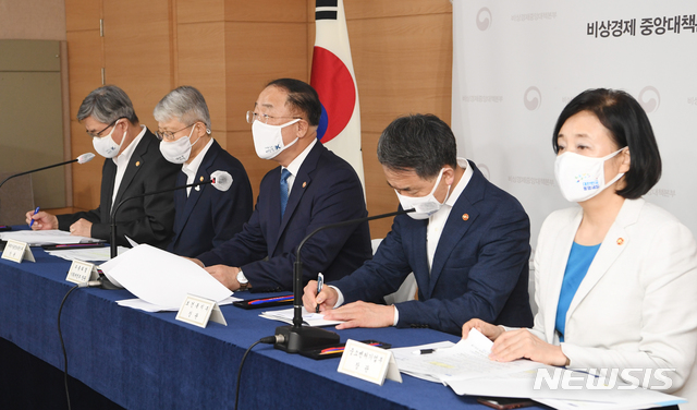 [서울=뉴시스]김명원 기자 = 홍남기 경제부총리 겸 기획재정부 장관이 10일 서울청사에서 열린 제8차 비상경제회의 합동브리핑에서 긴급 민생.경제 종합대책을 발표하고 있다. 왼쪽부터 이재갑 고용노동부 장관, 최기영 과학기술정보통신부 장관, 홍 경제부총리, 박능후 보건복지부 장관, 박영선 중소벤처기업부 장관. 2020.09.10.&nbsp; photo@newsis.com