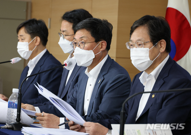 [서울=뉴시스]김명원 기자 = 안도걸 기획재정부 예산실장이 10일 서울 종로구 정부서울청사 합동브리핑실에서 2020년 4차 추경예산안에 대한 브리핑을 하고 있다. 오른쪽은 안일환 기획재정부 제2차관. 2020.09.10. kmx1105@newsis.com