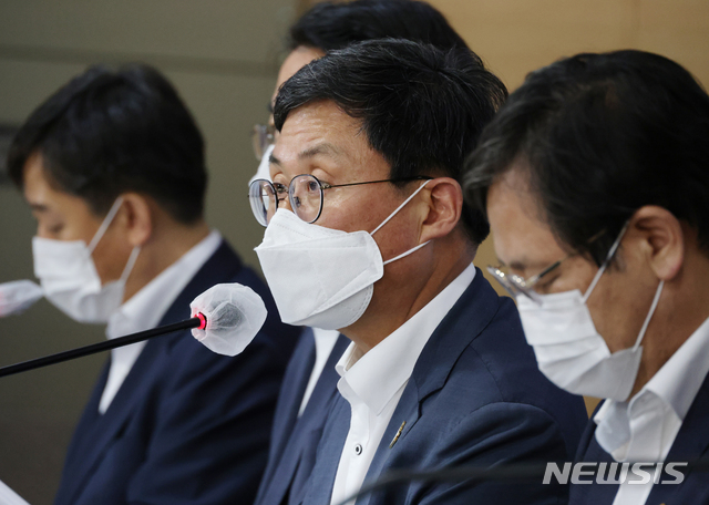 [서울=뉴시스]김명원 기자 = 안도걸 기획재정부 예산실장이 10일 서울 종로구 정부서울청사 합동브리핑실에서 2020년 4차 추경예산안에 대한 브리핑을 하고 있다. 2020.09.10.&nbsp; kmx1105@newsis.com