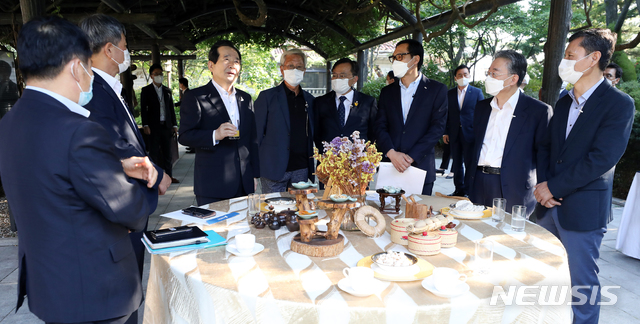 [서울=뉴시스] 이윤청 기자 = 정세균 국무총리가 10일 서울 종로구 삼청동 총리공관에서 열린 전국소상공인단체 대표들과의 목요대화에서 참석자들과 대화하고 있다. 2020.09.10. photo@newsis.com