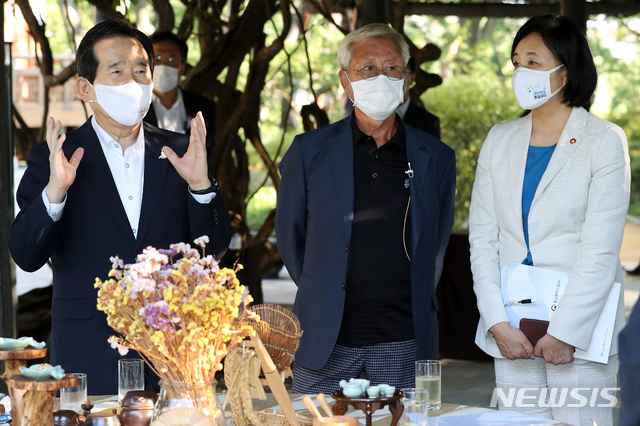 [서울=뉴시스] 이윤청 기자 = 정세균(왼쪽) 국무총리, 박영선(오른쪽) 중소벤처기업부 장관이 10일 서울 종로구 삼청동 총리공관에서 열린 전국소상공인단체 대표들과의 목요대화에서 참석자들과 대화하고 있다. 2020.09.10. photo@newsis.com