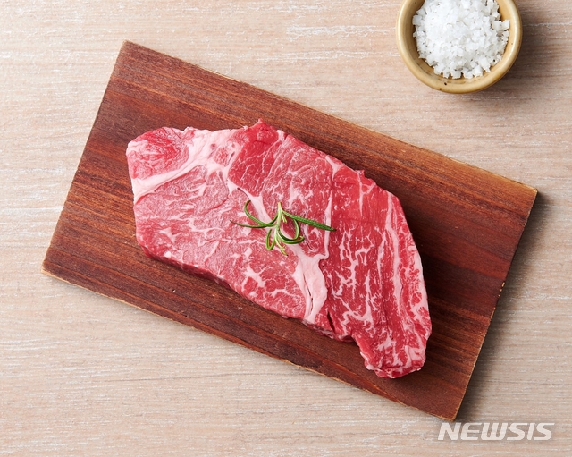 [서울=뉴시스] 호주산 와규 윗등심 구이용. (사진=롯데마트 제공)