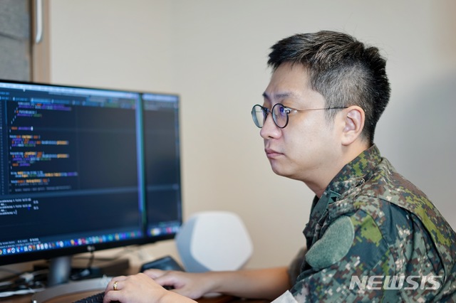 [서울=뉴시스] 국군의무사령부(사령관 육군 준장 석웅, 이하 의무사)는 최근 급격히 증가하고 있는 코로나19 국내 감염확산에 대응해 전 국민이 사용할 수 있는 관련 앱(Application)을 최종 출시했다. 사진은 앱 개발자인 허준녕 대위 모습. (사진/국군의무사령부 제공)&nbsp; photo@newsis.com