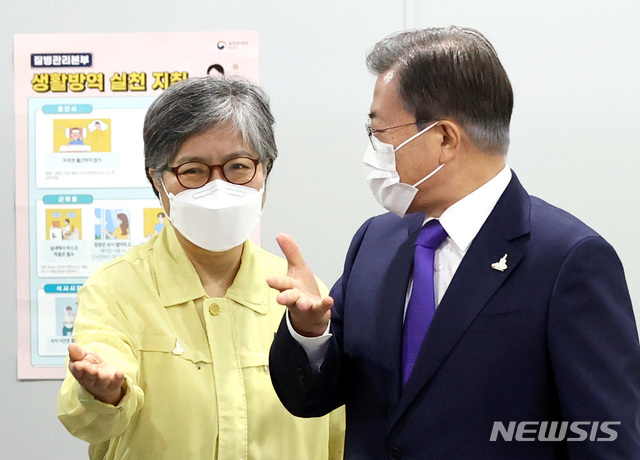 [청주=뉴시스]추상철 기자 = 문재인 대통령이 11일 초대 질병관리청장 임명장 수여식이 열리는 충북 청주 질병관리본부 긴급상황센터로 정은경 초대 질병관리청장과 함께 들어서고 있다. 2020.09.11.&nbsp; scchoo@newsis.com 