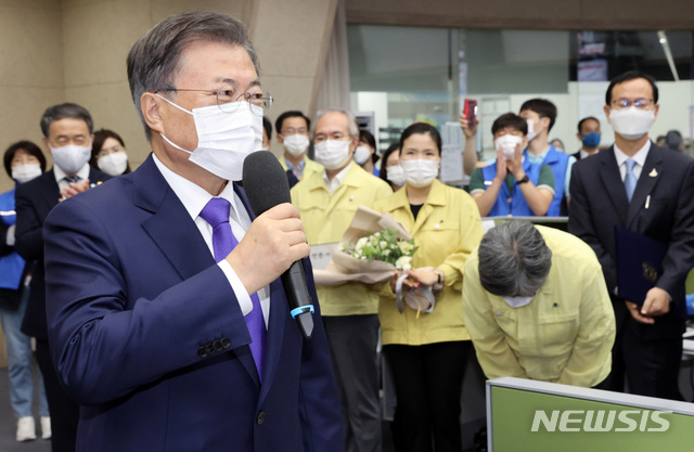 [청주=뉴시스]추상철 기자 = 문재인 대통령이 11일 충북 청주 질병관리본부 긴급상황센터에서 정은경 초대 질병관리청장에게 임명장을 수여한 뒤 발언하고 있다. 정 초대 청장이 문 대통령의 격려 발언을 들은 뒤 허리를 깊이 숙이고 있다.  2020.09.11.  scchoo@newsis.com