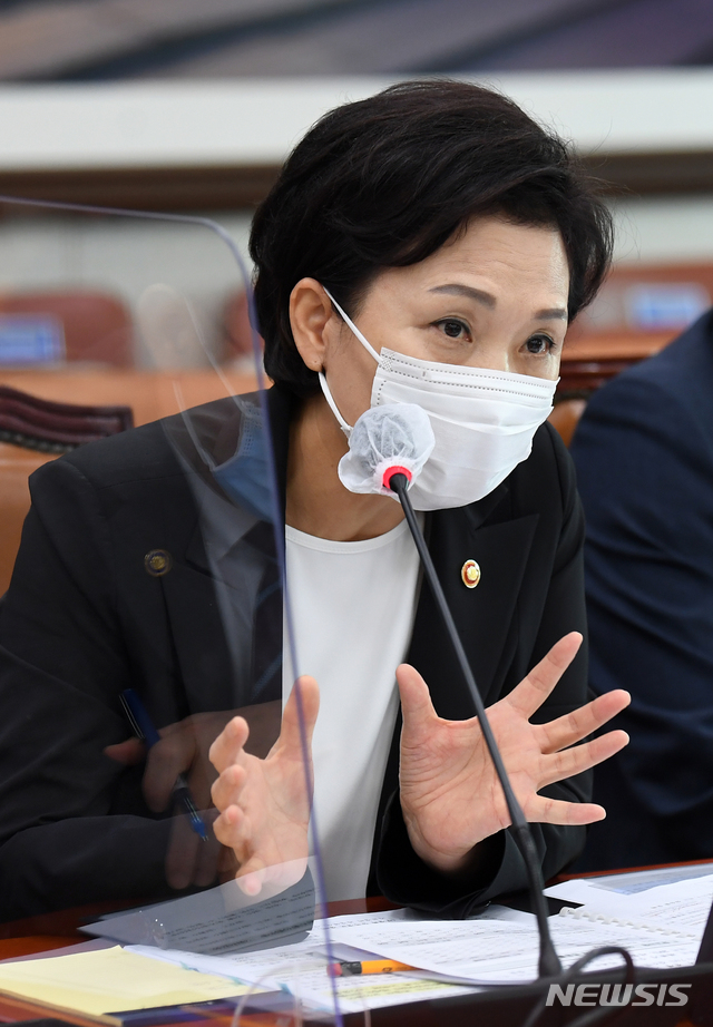 [서울=뉴시스]김선웅 기자 = 김현미 국토교통부 장관이 11일 서울 여의도 국회에서 열린 국토교통위원회 전체회의에 참석해 의원들의 질의에 답변하고 있다. 2020.09.11. photo@newsis.com