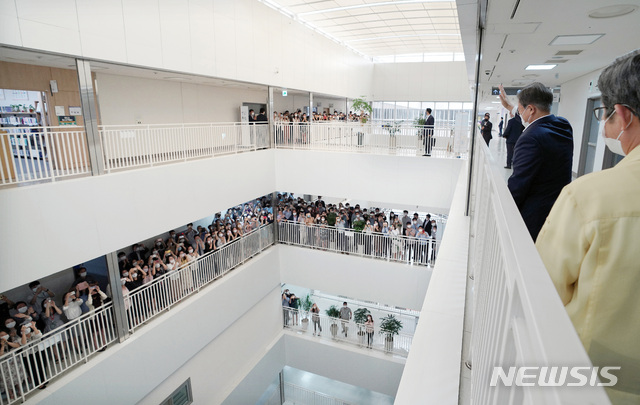 [세종=뉴시스]추상철 기자 = 문재인 대통령이 11일 오전 정부세종청사 코로나19 중앙사고수습본부를 격려 방문을 마치고 나가던 중 복도에서 기다리던 직원들을 향해 손을 흔들고 있다. 2020.09.11. scchoo@newsis.com