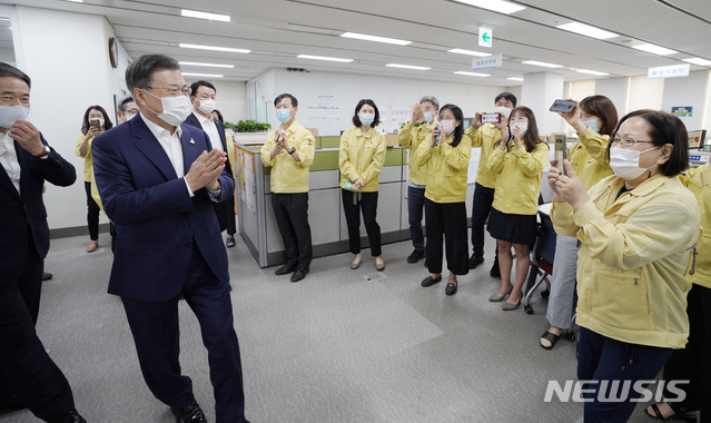 [세종=뉴시스]추상철 기자 = 문재인 대통령이 11일 오전 정부세종청사 코로나19 중앙사고수습본부를 방문해 직원들과 인사하고 있다. 2020.09.11.&nbsp; scchoo@newsis.com