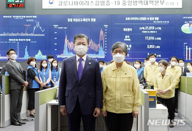 [청주=뉴시스]추상철 기자 = 문재인 대통령이 지난 11일 충북 청주 질병관리본부 긴급상황센터에서 정은경 초대 질병관리청장에게 임명장을 수여한 후 기념촬영을 하고 있다. 2020.09.11. scchoo@newsis.com