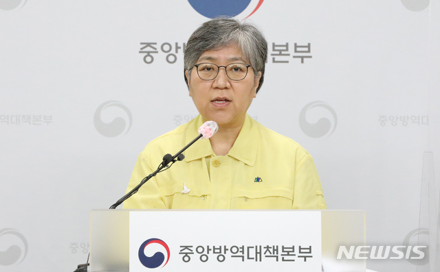 [청주=뉴시스]강종민 기자 = 정은경 초대 질병관리청장(중앙방역대책본부장)이 11일 오후 충북 청주 질병관리본부에서 신종 코로나바이러스 감염증(코로나19) 국내 발생 현황에 대해 브리핑하고 있다. 정 청장은 이날 문재인 대통령으로부터 질병관리청장 임명장을 받았다. 2020.09.11.&nbsp; ppkjm@newsis.com