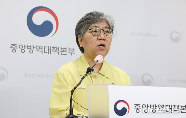 [청주=뉴시스]강종민 기자 = 정은경 초대 질병관리청장(중앙방역대책본부장)이 11일 오후 충북 청주 질병관리본부에서 신종 코로나바이러스 감염증(코로나19) 국내 발생 현황에 대해 브리핑하고 있다. 정 청장은 이날 문재인 대통령으로부터 질병관리청장 임명장을 받았다. 2020.09.11.    ppkjm@newsis.com